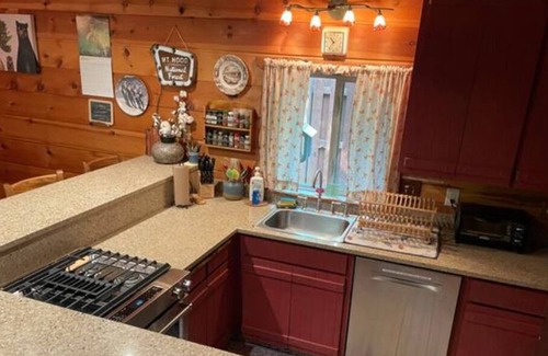 Rhododendron Cabina | Zigzag Chalet: cabaña apta para mascotas con jacuzzi, chimenea y piscina