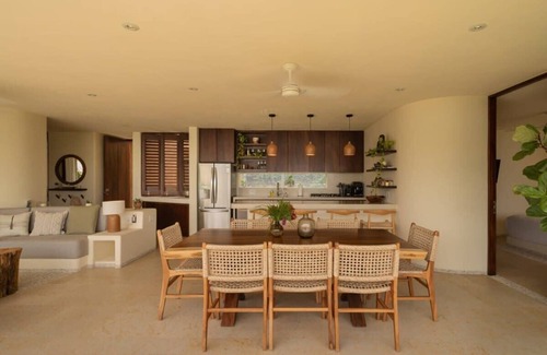 Playa Las Gatas Apartamento | Zihua Bay Jewel: Lux 3-Bdrm PH steps from Beach