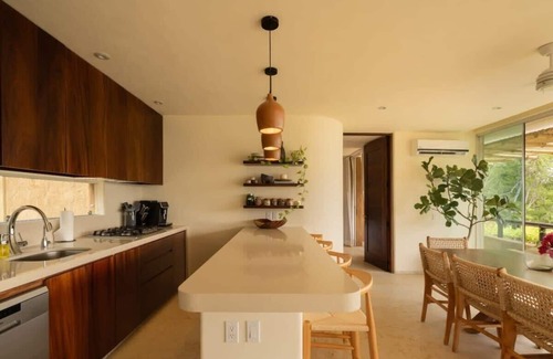 Playa Las Gatas Apartamento | Zihua Bay Jewel: Lux 3-Bdrm PH steps from Beach