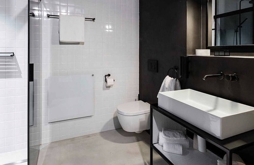 Balingen Apartamento | Zimmer 1 - QUI Lounge Bar Deli Apartments