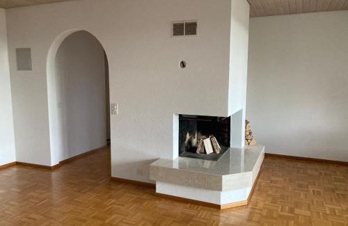 Schaffhausen Apartamento | Zimmer direk am Waldrand mit Ausblick über Schaffhausen und Wohnzimmer mit Kamin