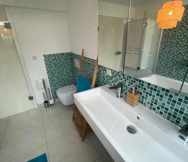 Am Waldfriedhof Apartamento | Zimmer im Haus nahe Ubahn