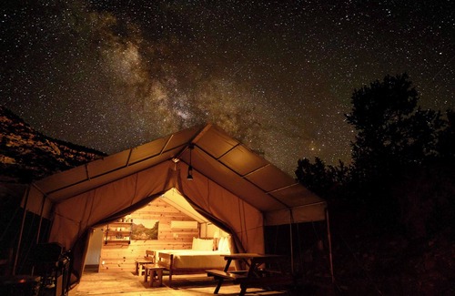 Orderville Alquiler De RV | Tienda Glamping # 5 en East Zion Resort (Dos camas Queen)