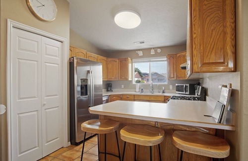 La Verkin Casa | Zion Desert "Cruise" House - private pool, hot tub & game room