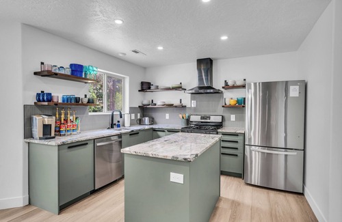 Glendale Casa | Zion Luxe Family Escape: HotTub, Games, Sleeps 14
