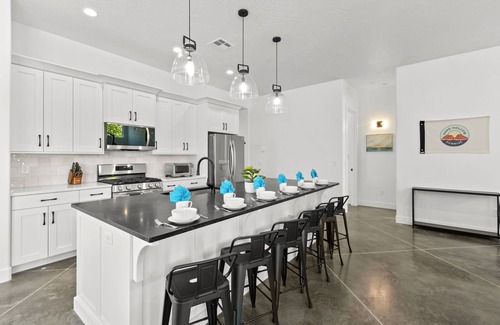 Hurricane Casa | Zion Luxury: PRIVATE POOL/Hot Tub, Pickleball, Ping Pong, Gaming, 5 Bdrms Sleeps 20 Sand Hollow