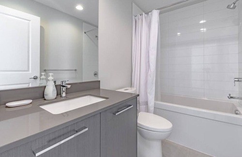 Richmond City Centre Apartamento | Zodiac Palace Richmond 2BD+2BATH penthouse high ceiling #4