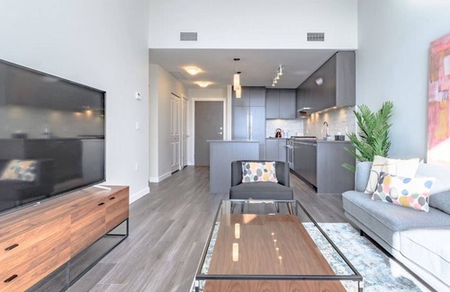 Richmond City Centre Apartamento | Zodiac Palace Richmond 2BD+2BATH penthouse high ceiling #4