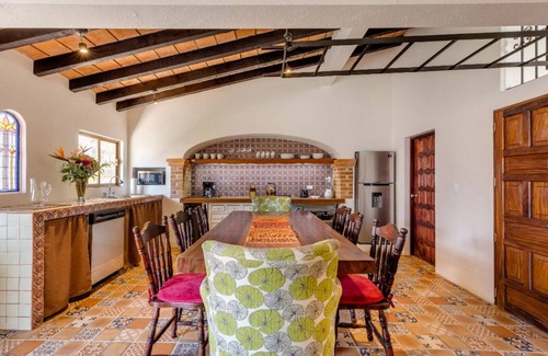 Zona romántica Casa | 2 cuadras de la playa 2 dormitorios y 3 baños Casa de pueblo Ubicación fantástica