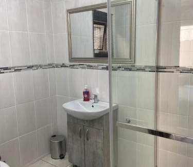 Embalenhle Apartamento | Zondile's guest lodge