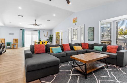 Crystal Beach Casa | Zula Beach Vacation Home, Sleeps 16, Private Heated Pool, 4min Walk To The Beach, Pets Welcome, Fenced Yard