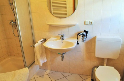 Emmerthal Cama Y Desayuno | Zum Hof holiday apartment - Müllers Hof holiday apartments / guest house