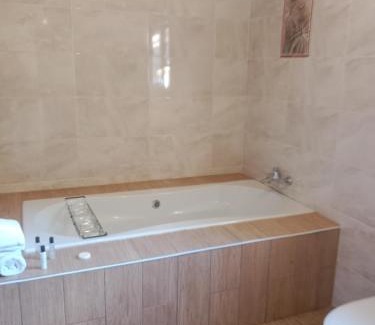 Grahamstown Cama Y Desayuno | Zuzani Ikhaya B&B