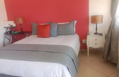 Grahamstown Cama Y Desayuno | Zuzani Ikhaya B&B