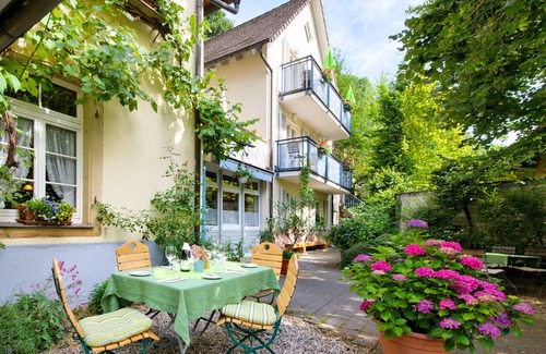 Staufen im Breisgau Apartamento | Habitación doble con baño y ducha.