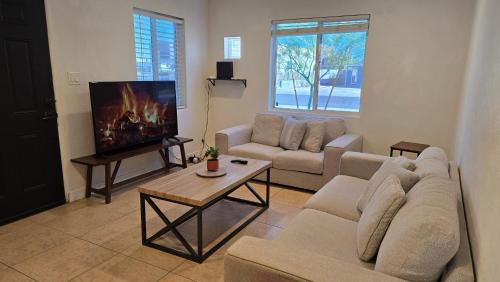 Encanto Apartamento | zzz Msg for 5 percent off zzz 3Bed 1Bath KingKingQueenBeds House MidtownPHX