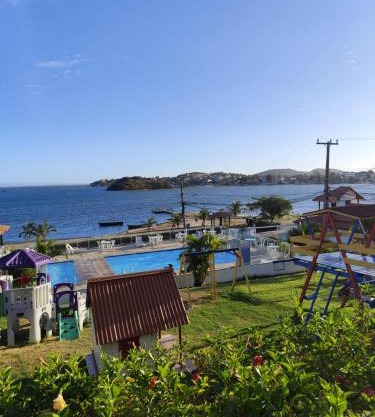 À 20min da PRAIA do Forte - TOP 1 QUARTO com ESTACIONAMENTO em Condomínio com VISTA INCRIVEL - PORTARIA 24h, PISCINA, Sauna e Parquinho Infantil - Apartamento com Ar condicionado, Smart TV, Wi-Fi, Cozinha Completa, apenaaldeia