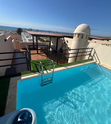 Ático con vistas al mar y piscina privada