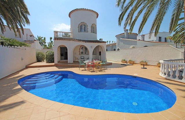 0108-LLOBREGAT Casa al canal con piscina y amarre