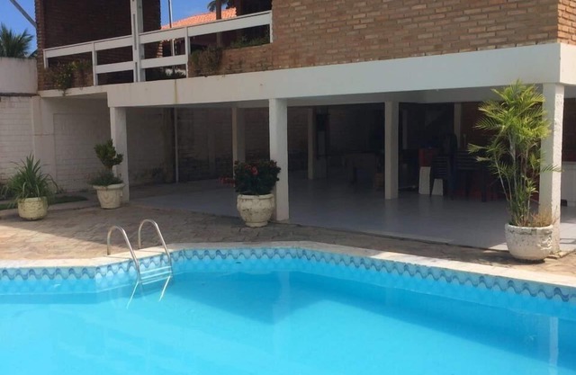 06 suites con aire acondicionado a 40 metros de la playa principal con piscina y sala de juegos.