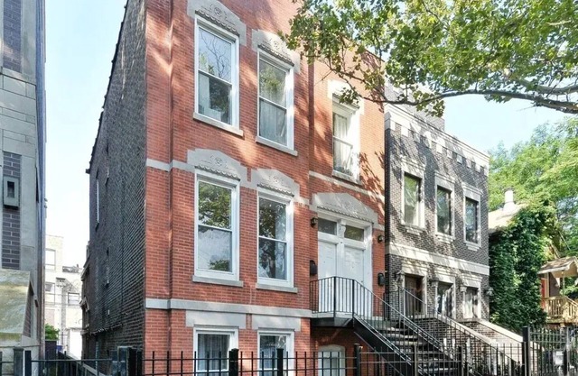 1-3 month 3br+ / 2ba duplex rental; unbeatable Wicker Park location
