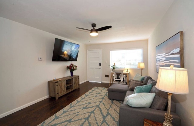 1 Bed 1 bath BIG PRIVATE back yard LOCATION
