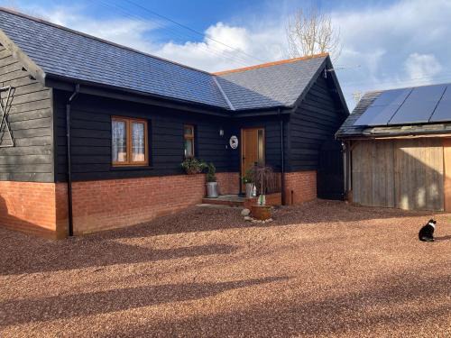 1 Bed Flat - Sleeps 4 - Garden - Parking - Wifi