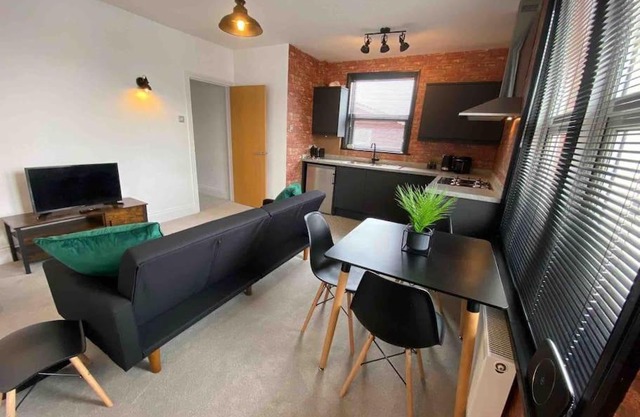 1 bed flat with parking near town centre