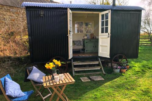 1 Bed Glamping Hut - Firepit Fireplace Views