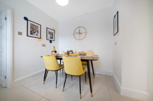 1 bed house, free parking, 15 minutes from Cheltenham races