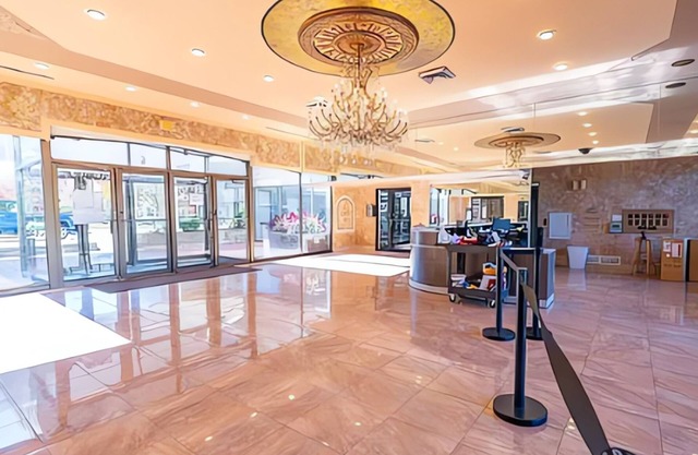 1-Bed Tranquil Penthouse w/ Pool, Gym, and Reserved Parking