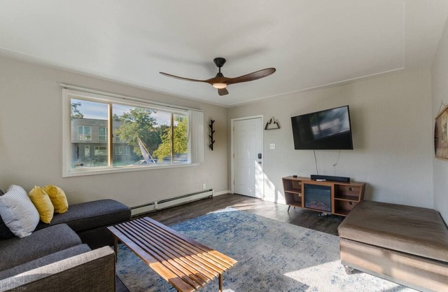 1-bed vacation home w/ King bed just 6 minutes from Empower Field at Mile High
