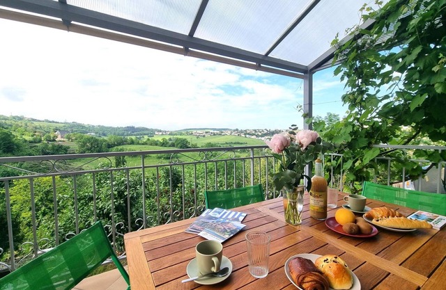 Apartamento T2 con terraza, parking y wifi en St-Genest-Lerpt