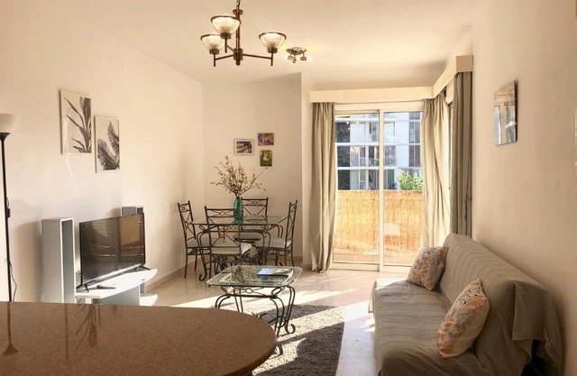 1 bedroom flat, prime location near sea, sleeps 4