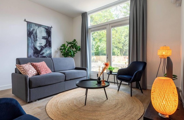1 Dormitorios: El apartamento cuenta con dos dormitorios lujosamente decorados.