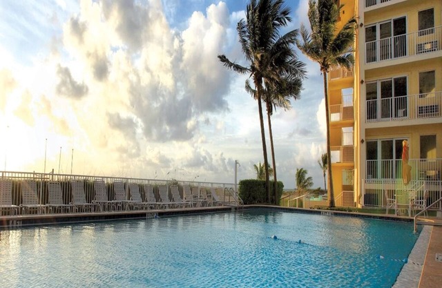 1 Bedroom Suite w/ Full Kitchen on Pompano Beach, Sea Gardens Resort!!