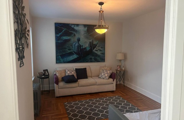 1 BR, 1 BA, 15 minutes from Manhattan! Cozy apartment close to bus to city.