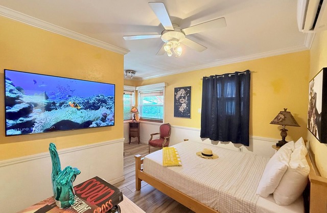 1 BR Suite Steps from the Sand, Prime Location with Beach chair/bikes/Hot tub