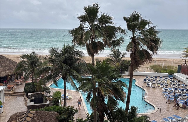1. Direct ocean view with balcony. Wonderful and unique view.Beach Tiki bar