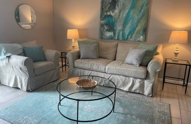 1-King bedroom condo in the heart of Destin, walking distance to beach! WiFi, AC