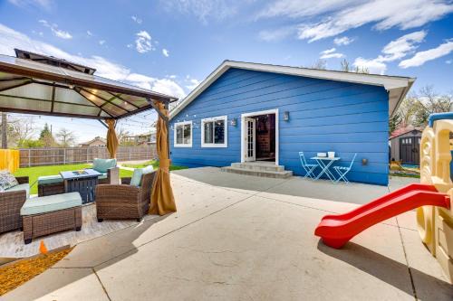 1 Mi to Attractions Getaway with Mtn Views!