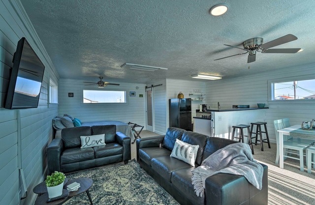 ¡NUEVO! ¡Estudio acogedor - ½ milla a Surfside Beach!