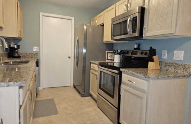 1 mile from MAYO CLINIC, 3 miles to the beach! 3 beds/2 bath fully furnished!