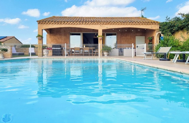 Villa de campo, en 20 ha de prados, 2 dormitorios + entrepiso 3SDB aire acondicionado piscina