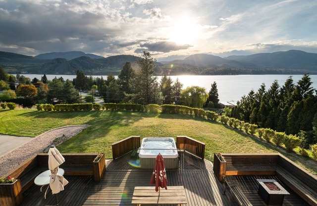 ¡Enorme casa familiar frente al lago Skaha con vistas, bañera de hidromasaje y rutas de vinos!