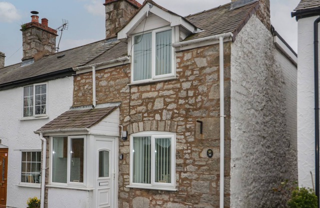 10 Ty Coch Street, HENLLAN