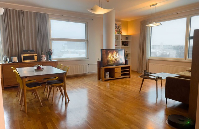 100 m², 4-room central smart apt
