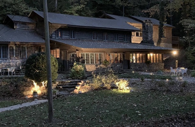 Cabaña de 100 años en el río Chestatee, bodegas, tubos, pesca y más