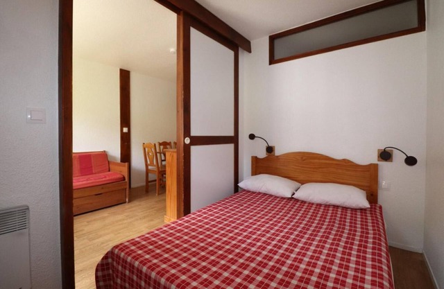 100m from resort center, 3rd floor, terrace, balcony, tv, ski locker, 29-30m², Tignes