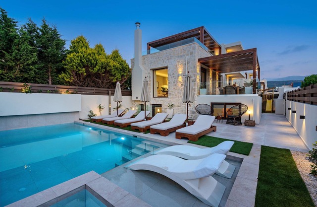 A 100 m de la playa, jacuzzi, piscina, ping pong, sauna y gimnasio, tumbonas privadas.